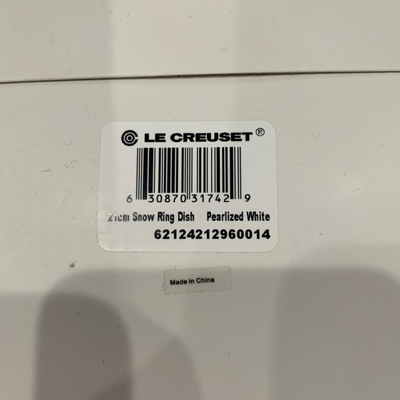 New Le Creuset Pearlized White Snow Ring Dish 21cm - Picture 4 of 4